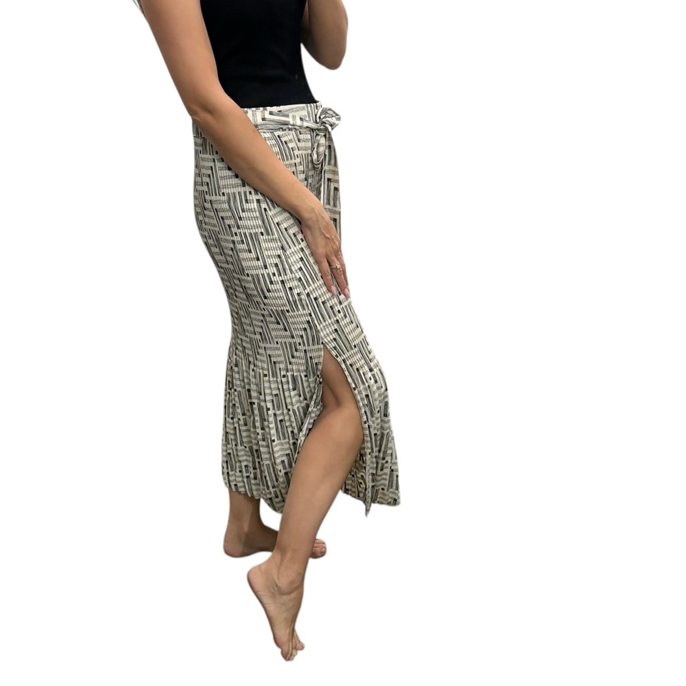 Week & Patterned Cream stretchy Skirt size Large